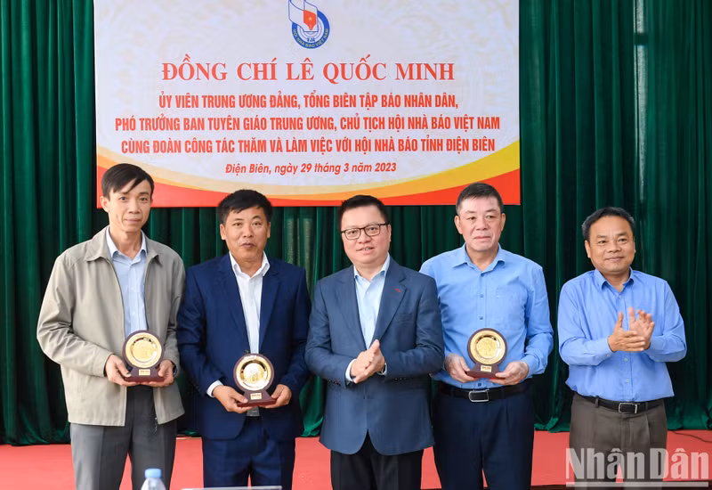 The delegation of Nhan Dan Newspaper presented souvenirs to the Journalists Association of Dien Bien province. The delegation of Nhan Dan Newspaper presented souvenirs to the Journalists Association of Dien Bien province.