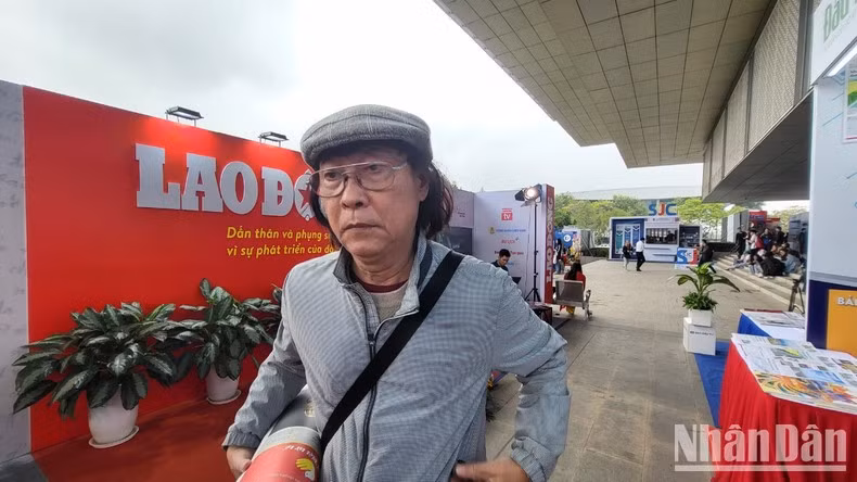 Coming to the 2023 National Press Festival, journalist and poet Nguyen Viet Chien commented that the participation of both central and local newspapers at this festival brought different colours, diversity, and richness. The newspapers are beautifully presented, impressive, and rich with different dynamics. He found that in recent years, online newspapers have attracted large numbers of readers. He said that the most important thing for the press today is how to reflect the life of the country today: social life, human life, joys, sorrows, aspirations, concerns, dreams and even the pain of modern people.