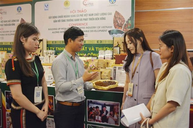 Delegates visit a booth within the framework of the workshop (Photo: VNA)