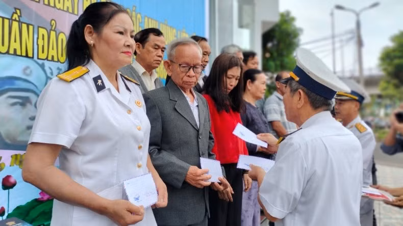 Presenting gifts to the families and relatives of Gac Ma martyrs.