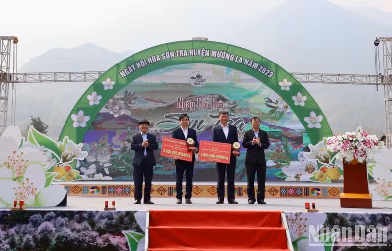 Minister-Chairman of Committee for Ethnic Minorities Affairs Hau A Lenh and Chairman of the People's Committee of Dong Nai province Cao Tien Dung presented 3 billion VND to two provinces of Yen Bai and Son La to support poor ethnic minorities who do not have houses, temporary houses.