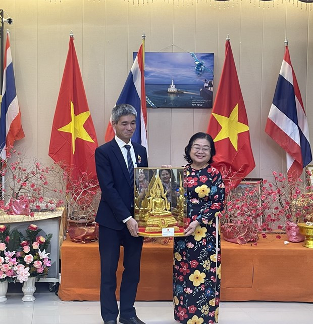 Former Vice President Truong My Hoa (R) and Vietnamese Consul General in Khon Kaen Chu Duc Dung at the ceremony (Photo: VNA) 