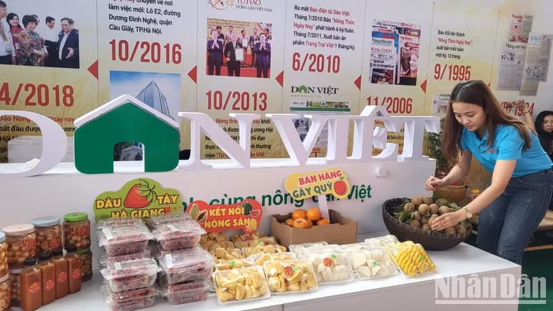 Notably, the reporters and editors of Nong Thon Ngay Nay Newspaper have also organised booths to sell agricultural products to support farmers and raise funds for charity.