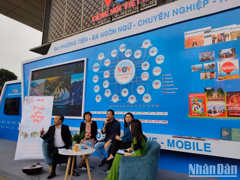 Within the framework of the National Newspaper Association, the Association of Journalists of the Department of Literature and Arts under the Voice of Vietnam conducted the exchange programme "Love in poetry".