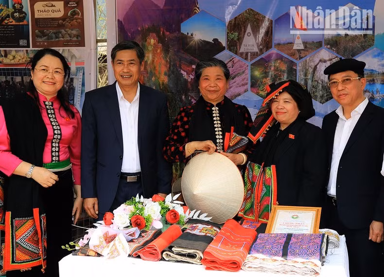 Tong Thi Phong and participants experienced the booth introducing OCOP products.