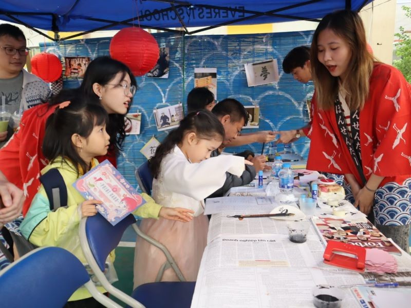 Students and parents experience Japanese calligraphy.