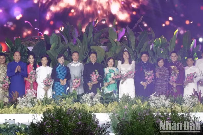 Delegates give flowers to designers participating in this year's Ao Dai Festival.