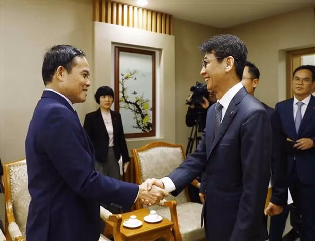 Deputy Prime Minister Tran Luu Quang shakes hands with Kim Myoung-kyu, Vice President of LG Display Co Ltd. (Photo: VNA)