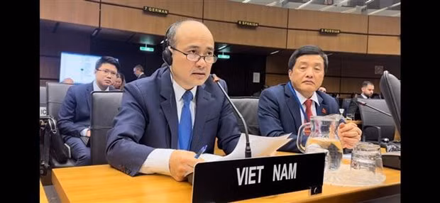 Ambassador Nguyen Trung Kien, Governor - Permanent Representative of Vietnam to the International Atomic Energy Agency (IAEA), at the meeting. (Photo: VNA)