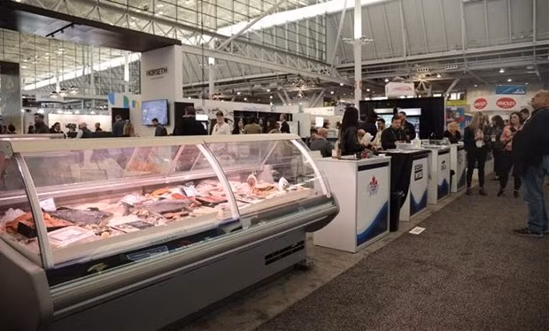 Booths showcasing Vietnamese seafood and aquatic products. (Photo: VNA)