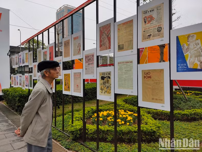 Vuong Duc Thu, 85 years old, former reporter of Ha Tay Newspaper (now Ha Noi Moi Newspaper), former Vice Chairman of Ha Tay Journalists Association (1993-1999 period) said that the exhibition "Xuan Xua" (Ancient Spring) reminded him of the past, with many elaborate and artistic spring edition covers.