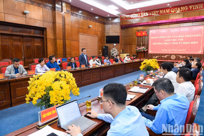 Editor-in-Chief Le Quoc Minh said that currently, Nhan Dan Newspaper is actively renovating and further perfecting the role of the main multimedia media agency. Recently, Nhan Dan Newspaper boldly launched supplements and special pages on Vietnam’s six regions, in an effort to help implement the Politburo’s resolutions on socio-economic development. Editor-in-Chief Le Quoc Minh said that currently, Nhan Dan Newspaper is actively renovating and further perfecting the role of the main multimedia media agency. Recently, Nhan Dan Newspaper boldly launched supplements and special pages on Vietnam’s six regions, in an effort to help implement the Politburo’s resolutions on socio-economic development.