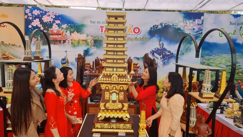 Visitors enjoy the unique cultural products displayed at the festival. Visitors enjoy the unique cultural products displayed at the festival.