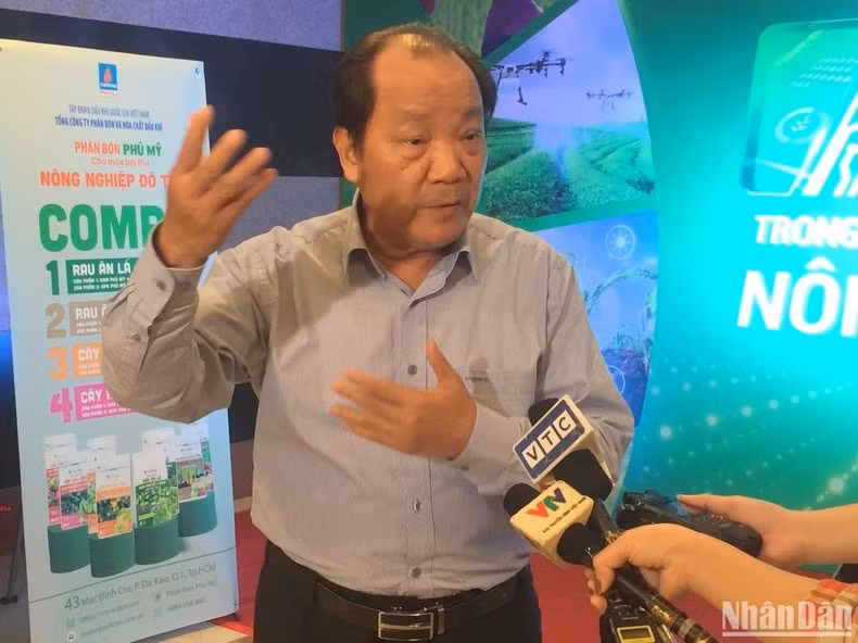 Chairman of the General Council of Agriculture and Rural Development of Vietnam Ho Xuan Hung, talks to reporters on the sidelines of the conference. (Photo: VAN TOAN)