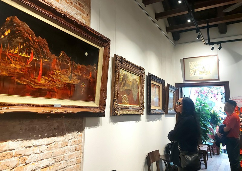 The public admires the beauty of famous works.