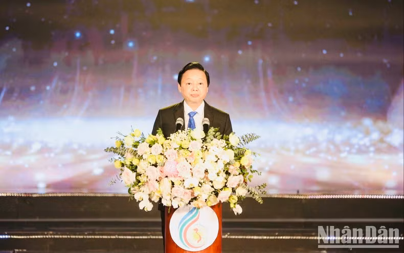 Deputy Prime Minister Tran Hong Ha speaking at the closing ceremony.