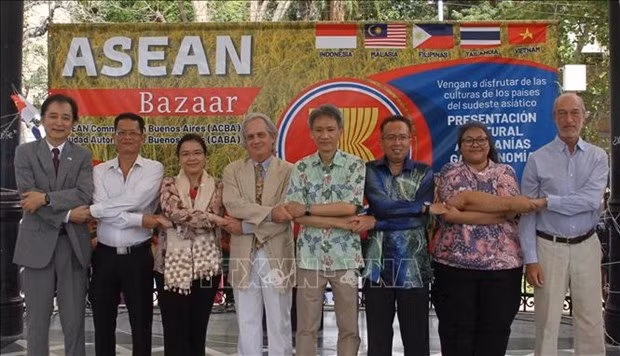 Apart from ambassadors and the staff of the embassies, the event sees the attendance of Deputy Foreign Minister of Argentina Pablo Tettamanti. (Photo: VNA)