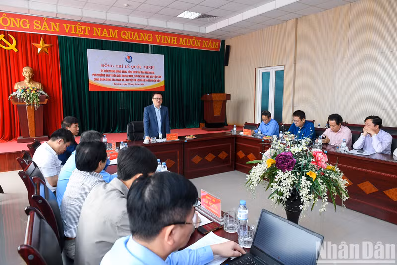 The delegation of Nhan Dan Newspaper worked with the Journalists Association of Dien Bien province. The delegation of Nhan Dan Newspaper worked with the Journalists Association of Dien Bien province.