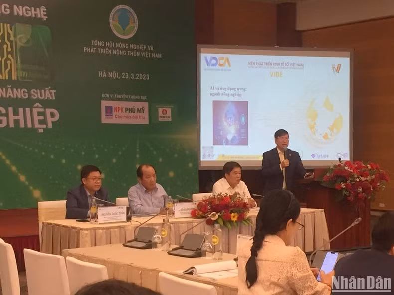 Dr. Tran Quy, Director of the Vietnam Institute of Digital Economy Development, addressing the recent conference on AI application in agriculture, in Hanoi. (Photo: VAN TOAN)