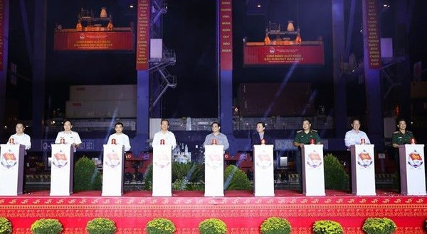 Prime Minister Pham Minh Chinh and participants press the buttons to launch lunar new year operations of Tan Cang-Cat Lai port (Photo: VNA)