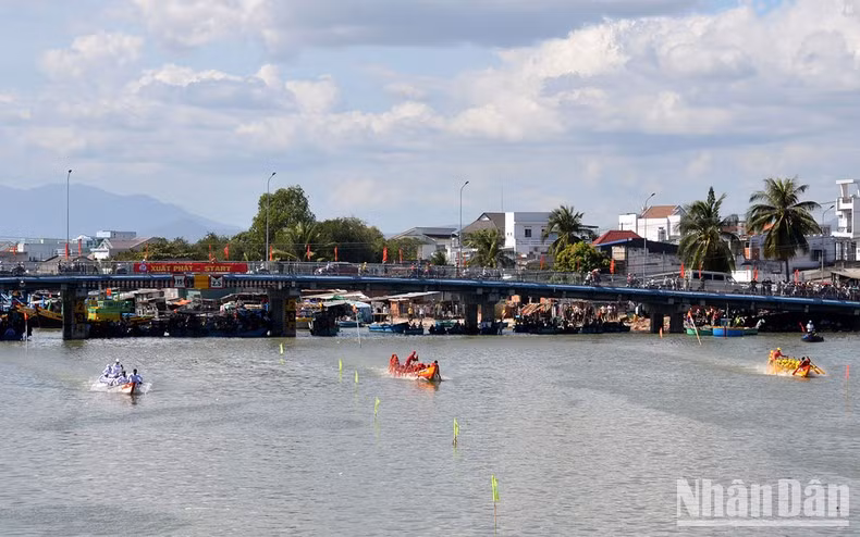 Boat racing teams of all categories set off from Duc Thanh Bridge (upstream of Ca Ty River towards Tran Hung Dao Bridge).