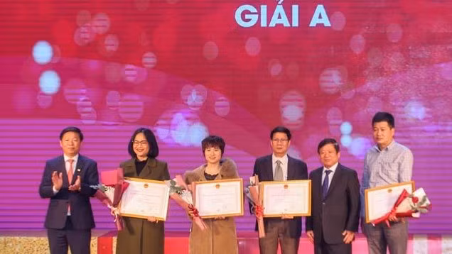 The organising board presents prizes to winners. (Photo: VNA)