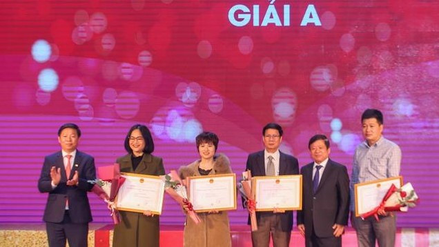 The organising board presents prizes to winners. (Photo: VNA)