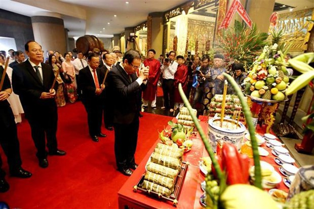 Ho Chi Minh City officials offer incense to Hung Kings at the National Historial and Cultural Park in the city on January 18. (Photo: VNA)