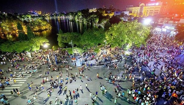 Pedestrian space around Hoan Kiem lake (Photo: VNA)