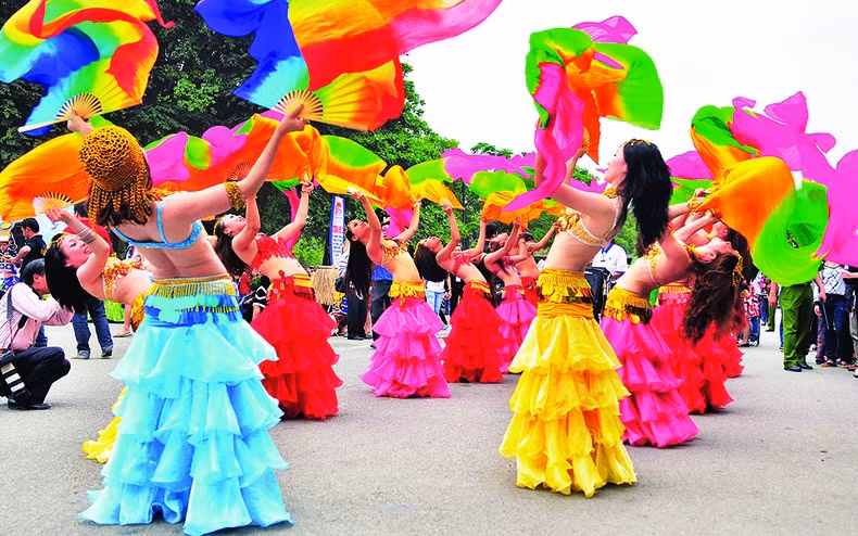 Art troupes from many countries and regions attend the Hue Festival. (Photo: Cong Hau)