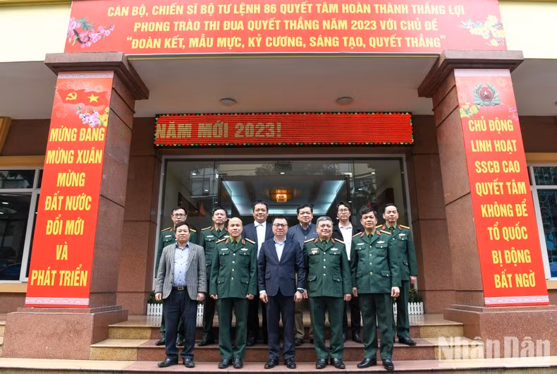 Delegates take souvenir photos at the headquarters of the Cyber Command. (Photo: Thanh Dat)