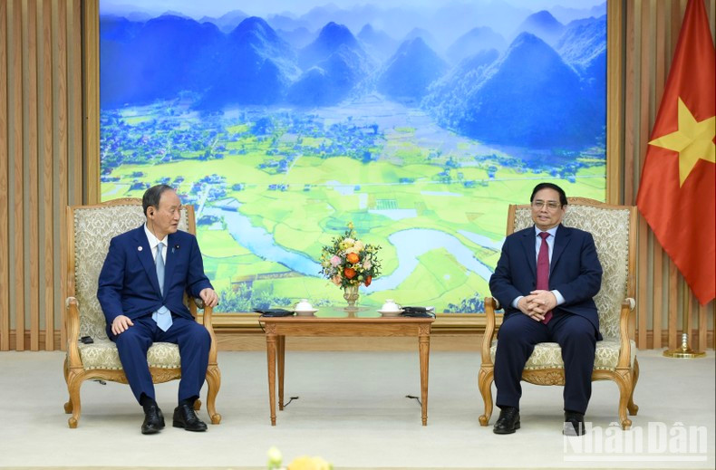 Prime Minister Pham Minh Chinh (R) receives former Japanese Prime Minister Suga Yoshihide (Photo: NDO)