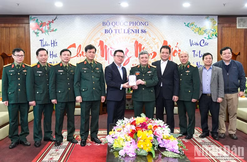 Major General Pham Viet Trung presents souvenirs to the delegation of Nhan Dan Newspaper. (Photo: Thanh Dat)