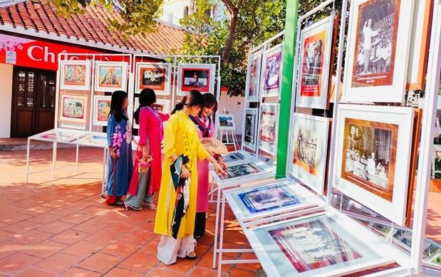 Visitors to the exhibition (Photo: VNA)