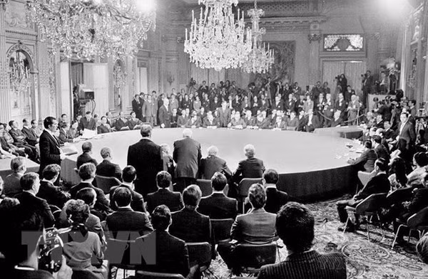 An overview of the signing ceremony of the Paris Peace Accords in Paris on January 27, 1973. (Photo: VNA)