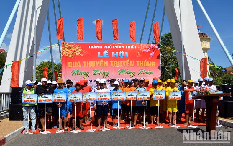 The festival attracted the participation of more than 300 athletes from nine coastal wards and communes.