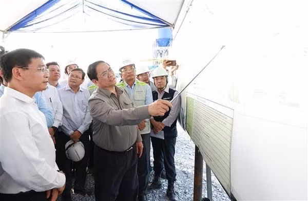 PM Pham Minh Chinh inspects the construction of Nhon Trach bridge of HCM City Belt Road No.3 project (Photo: VNA)