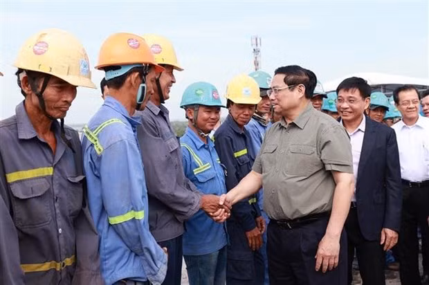 Prime Minister Pham Minh Chinh on January 30 meets and extends Lunar New Year (Tet) greetings to workers at the construction site of My Thuan 2 Bridge. (Photo: VNA) Prime Minister Pham Minh Chinh on January 30 meets and extends Lunar New Year (Tet) greetings to workers at the construction site of My Thuan 2 Bridge. (Photo: VNA)