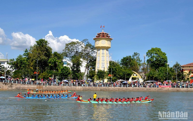 Spring Boat Racing on Ca Ty River