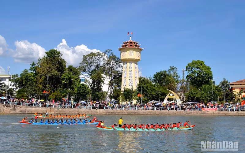 Spring Boat Racing on Ca Ty River
