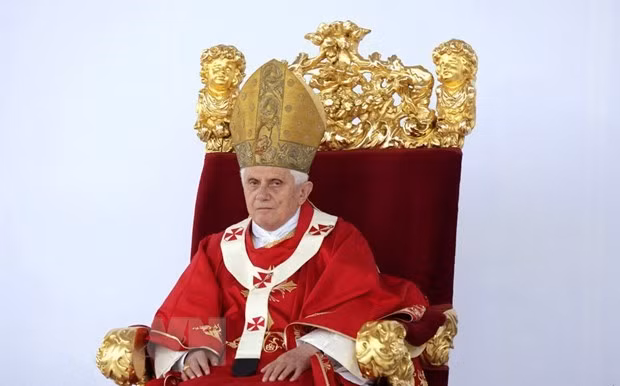 Pope Emeritus Benedict XVI attends an outdoor mass in Stara Boleslav, north of Prague, the Czech Republic on September 28, 2009. (Photo: AFP/VNA)