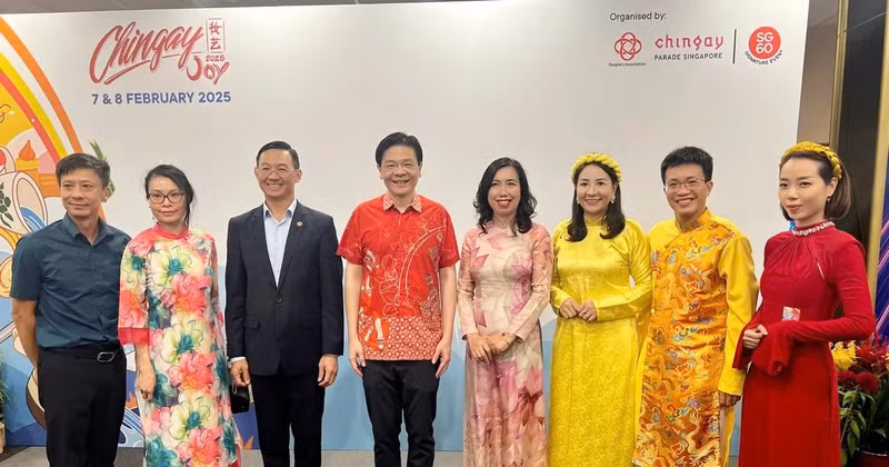 Deputy Minister of Foreign Affairs Le Thi Thu Hang, Chairwoman of the State Committee for Overseas Vietnamese Affairs (fourth from right) meets with Singaporean Prime Minister Lawrence Wong (fourth from left) as part of the Chingay Parade. (Photo: Vietnamese Ministry of Foreign Affairs)