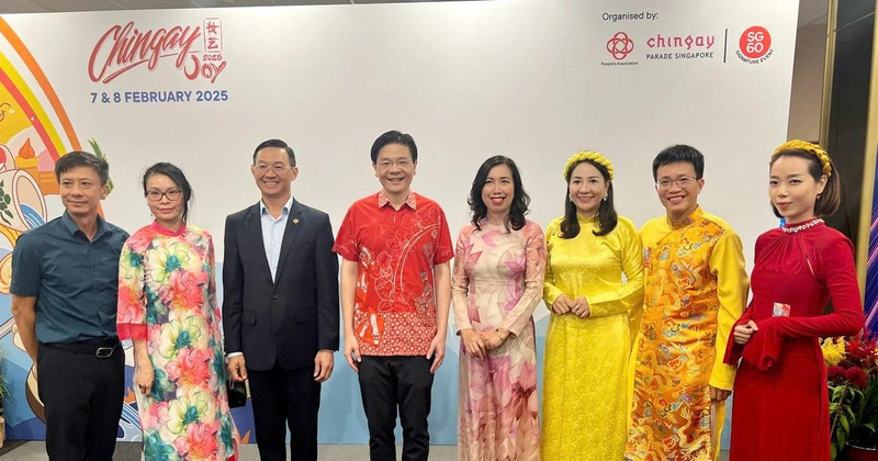 Deputy Minister of Foreign Affairs Le Thi Thu Hang, Chairwoman of the State Committee for Overseas Vietnamese Affairs (fourth from right) meets with Singaporean Prime Minister Lawrence Wong (fourth from left) as part of the Chingay Parade. (Photo: Vietnamese Ministry of Foreign Affairs)