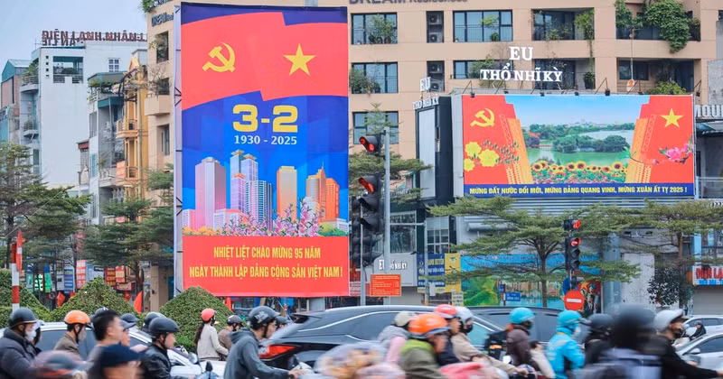 Hanoi streets are decorated with banners to celebrate the CPV's 95th anniversary. (Photo: VNA)