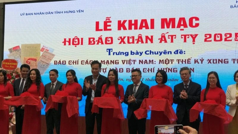 Delegates cut the ribbon to open the 2025 Spring Press Festival in Hung Yen Province.