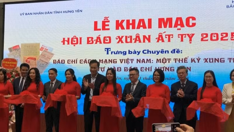 Delegates cut the ribbon to open the 2025 Spring Press Festival in Hung Yen Province.