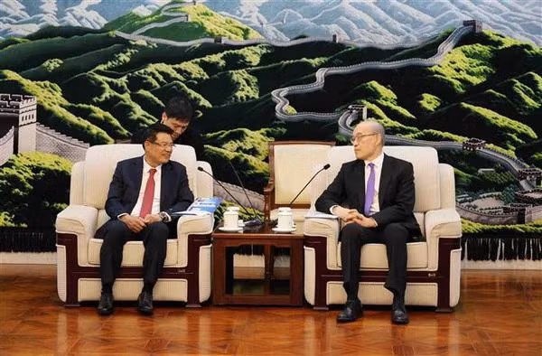 Procurator-General Nguyen Huy Tien (L) in a meeting with Chief Justice of the Supreme People's Court Zhang Jun. (Photo: VNA)