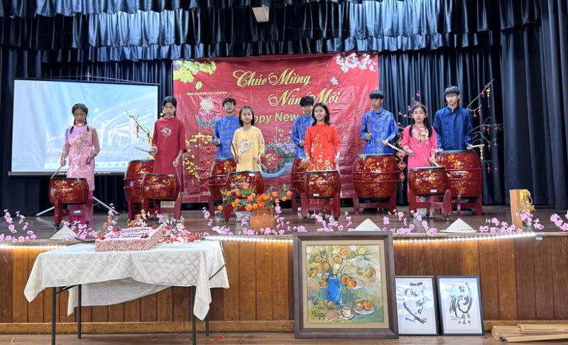 A drum performance by children at the Tet celebration held by New Sunlight for Children. (Photo: VNA)