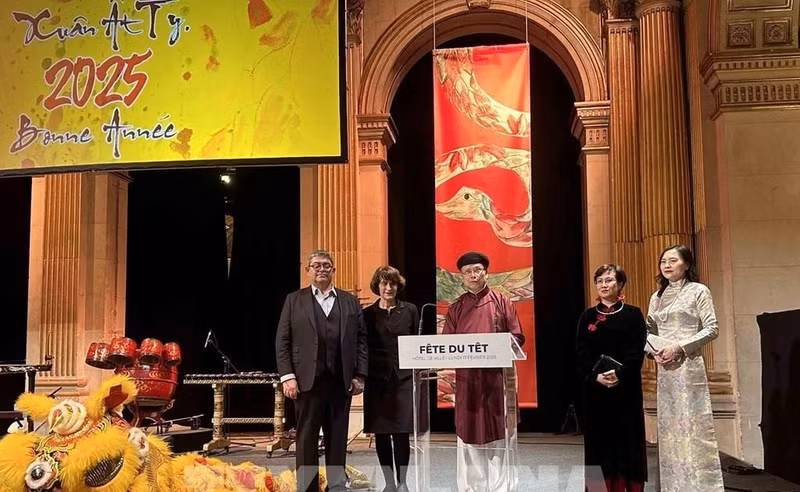 Vietnamese Ambassador to France Dinh Toan Thang (centre) speaks at the Lunar New Year (Tet) gathering (Photo: VNA)