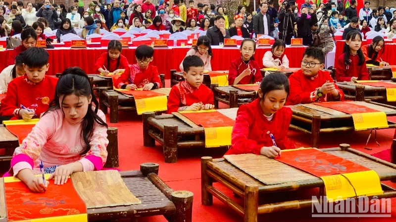 Outstanding students of Thuy Nguyen city attend the traditional pen-brush opening ceremony.